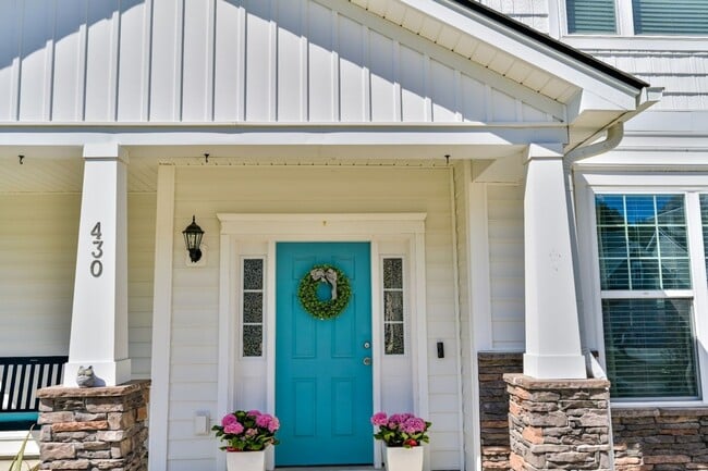 Photo - 430 Spectrum Rd