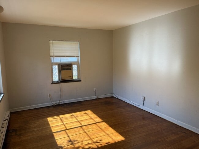 Photo - 539 Hadley Ave Apartamentos