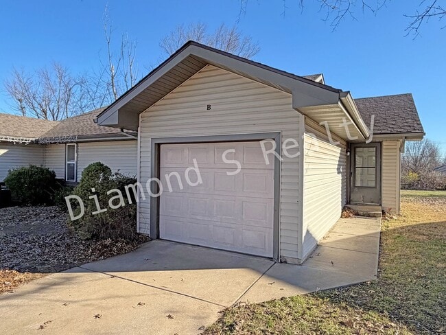 Photo - Spacious 2 Bedroom Duplex with Huge Parklike Backyard!