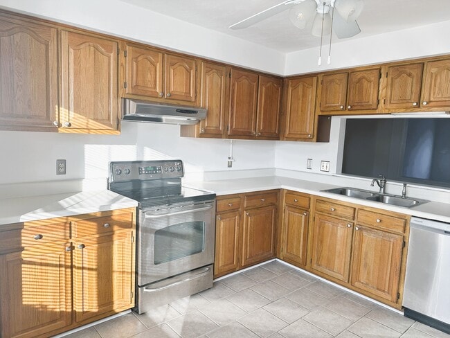 Photo - 1812 Abbotsbury Way
