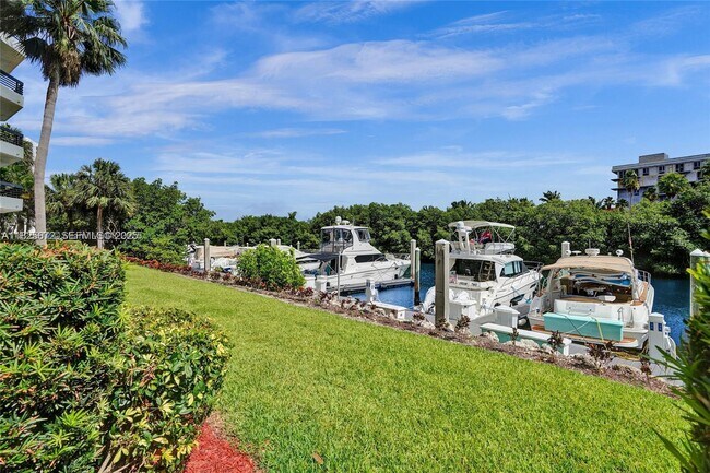 Building Photo - 3500 Mystic Pointe Dr Unit 105