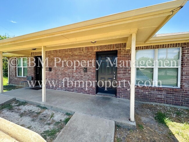 Building Photo - 1009 SW Main St Unit A Rental