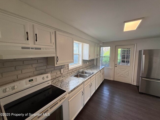 Building Photo - 1415 Cedar Ave Rental