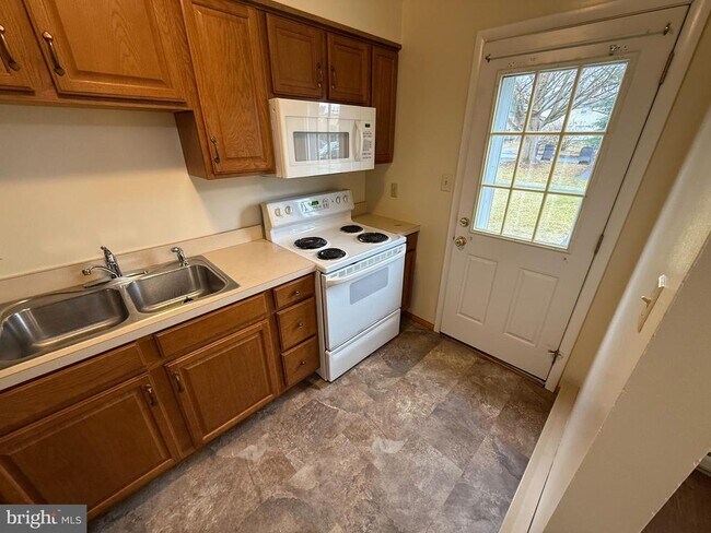 Photo - 114 W Vine St