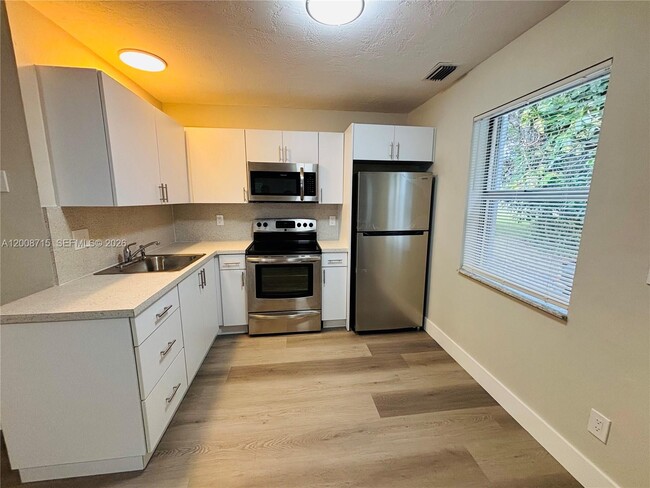 Building Photo - 1011 SW 8th St Unit D