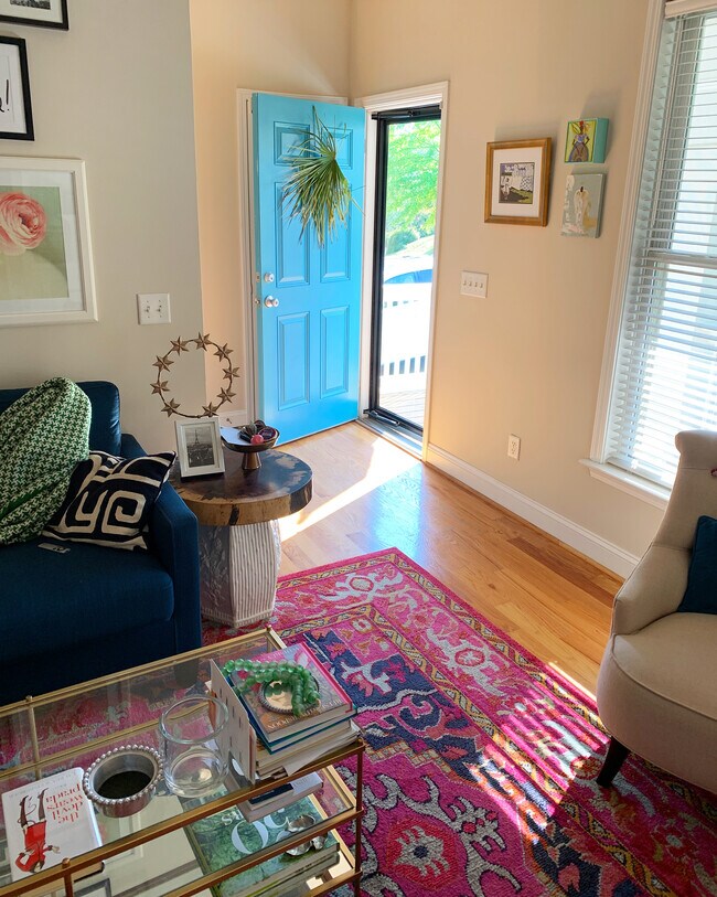 Al entrar por la puerta principal, se ve hacia afuera. Mucha luz natural y suelos de madera. - 3406 Margrave Rd