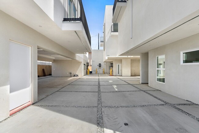 Photo - 10961 Calvert St