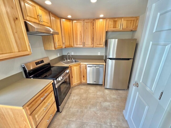 Building Photo - Luminous & Spacious apartments with Private Balcony in Tacoma Unit 2