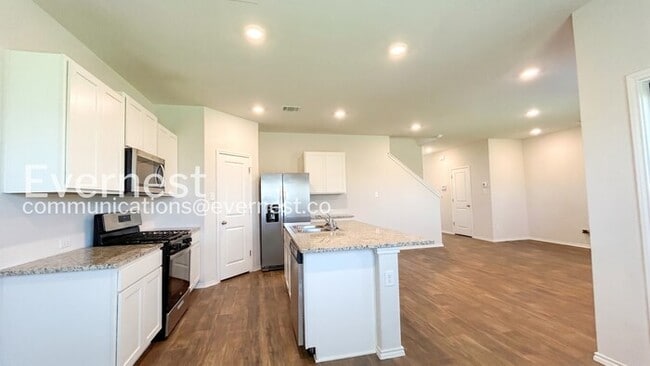 Photo - 3 Bed/2.5 Bath Home with Fenced Yard & Garage / Vouchers Accepted / Available Now!