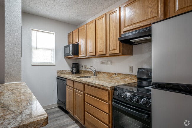 2BR, 1BA - 850SF