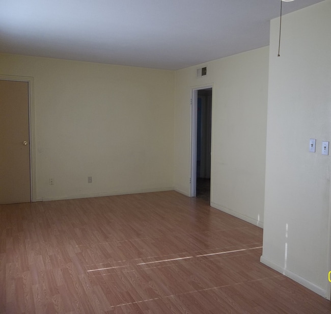 Photo - 300 Griffiths St