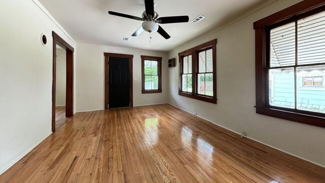 Building Photo - 3 bedroom / 1 bath ~ Renovated Home