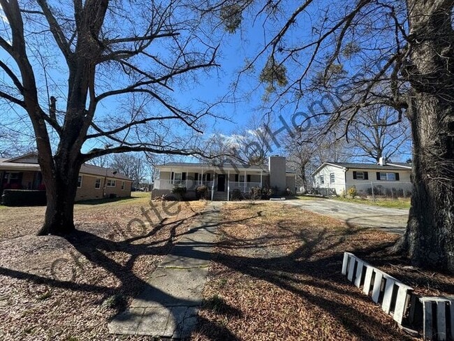 Building Photo - Fully updated 3 bedroom, 2.5 bath home in Monroe!