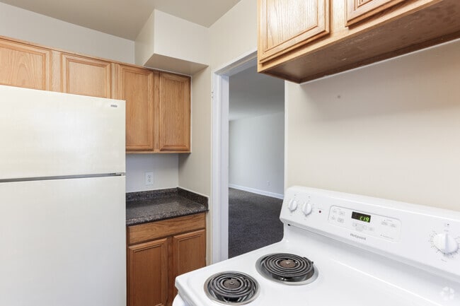2BR, 1BA - 790 SF