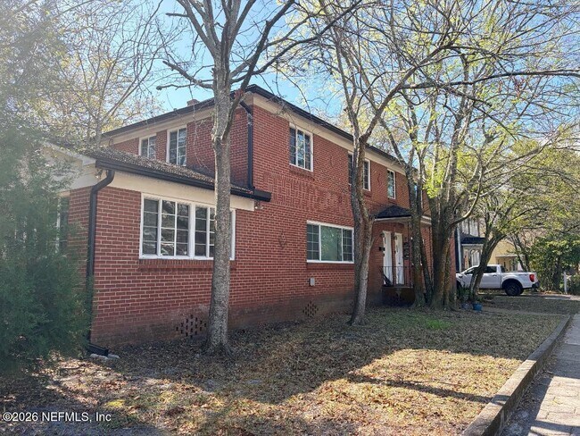 Photo - 2842 Sydney St