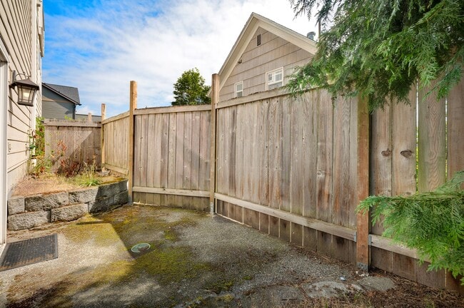 Photo - Spacious 3 bedroom townhouse with attached garage and stunning views - Queen Anne / Fremont