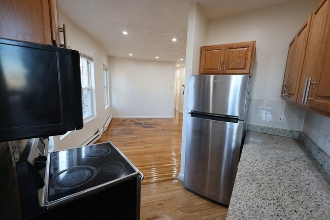 Building Photo - 1 Kenilworth St Unit 5