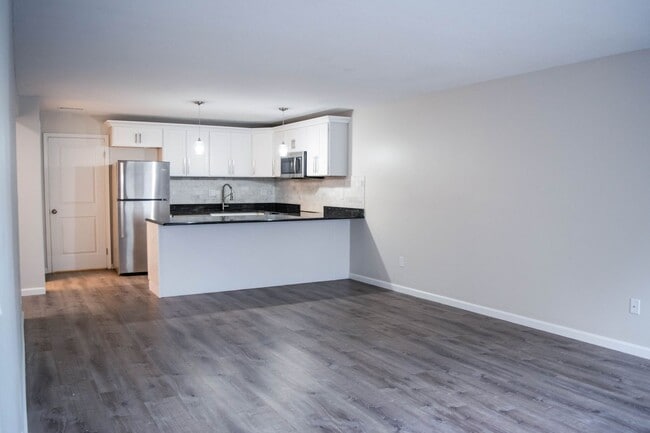 Photo - Renovated Condo w/ Off-Street Parking and Laundry! Unidad 467 Whalley Ave T