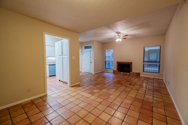 Building Photo - Robbins Place #208