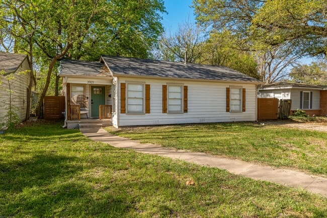 Building Photo - 3921 Maple Ave