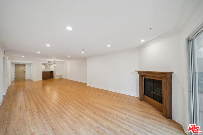 Building Photo - 1508 Greenfield Ave Unit 206 Rental
