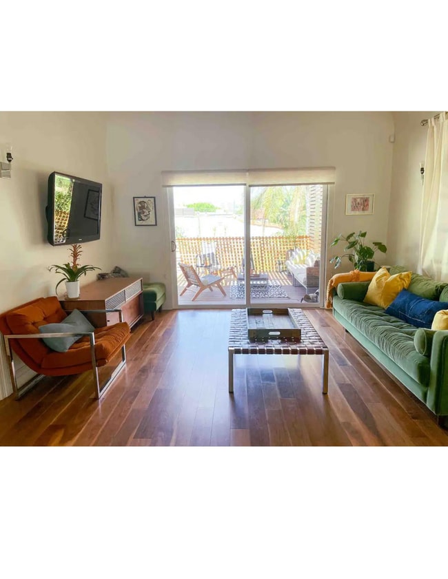 Living Room opens to deck - 1171 Hyperion Ave Rental