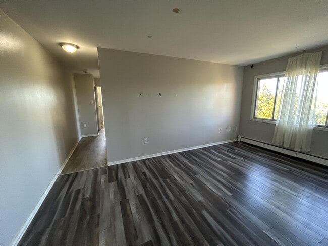 Building Photo - 15 Reading Crescent Unit 7