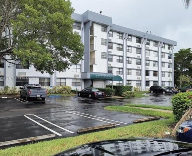 Building Photo - 2501 Riverside Dr Unit 402-A