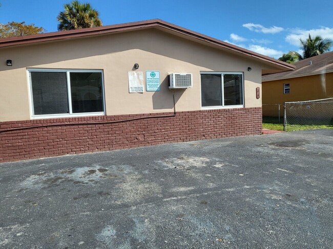 Building Photo - 34 NW 7th Ave Unit Apt #1