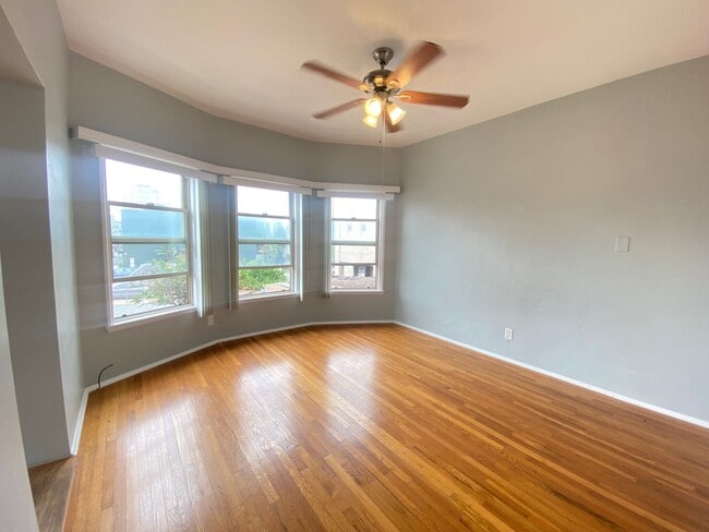 Photo - MUST SEE Bankers Hill Apartment! Spacious Bedroom and Closet! 1 Assigned Parking! 10 Minute Walk ... Unidad 2018 B Front St