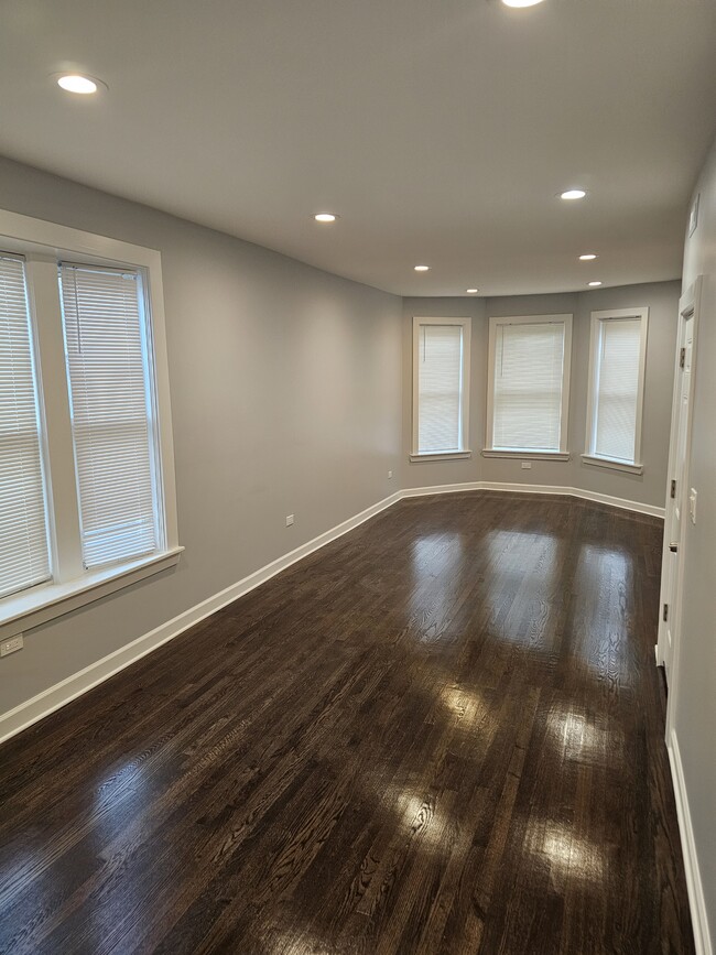 Photo - 7627 S King Dr Apartments Unit 2