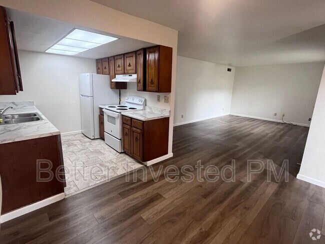 Building Photo - 857 S Oak St Unit Apt 9