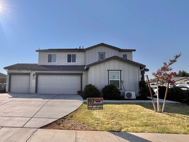 Building Photo - Spacious, Modern 4-Bedroom 2.5 Bath Home plus Den, Prime Location! With Solar!