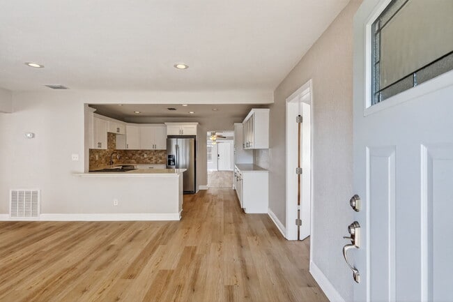 Photo - 541 40th Ave NE