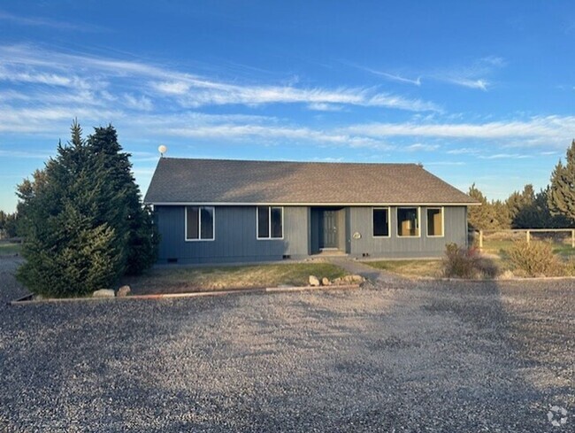 Building Photo - Amazing sunsets just minutes from Bend/Sis... Rental