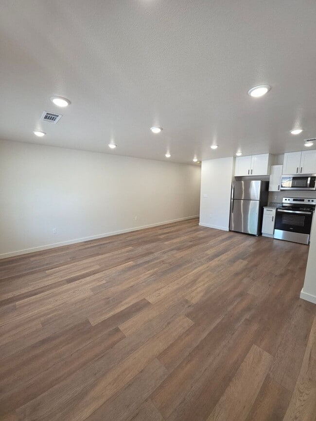 Photo - 709 W 12th St Unit B