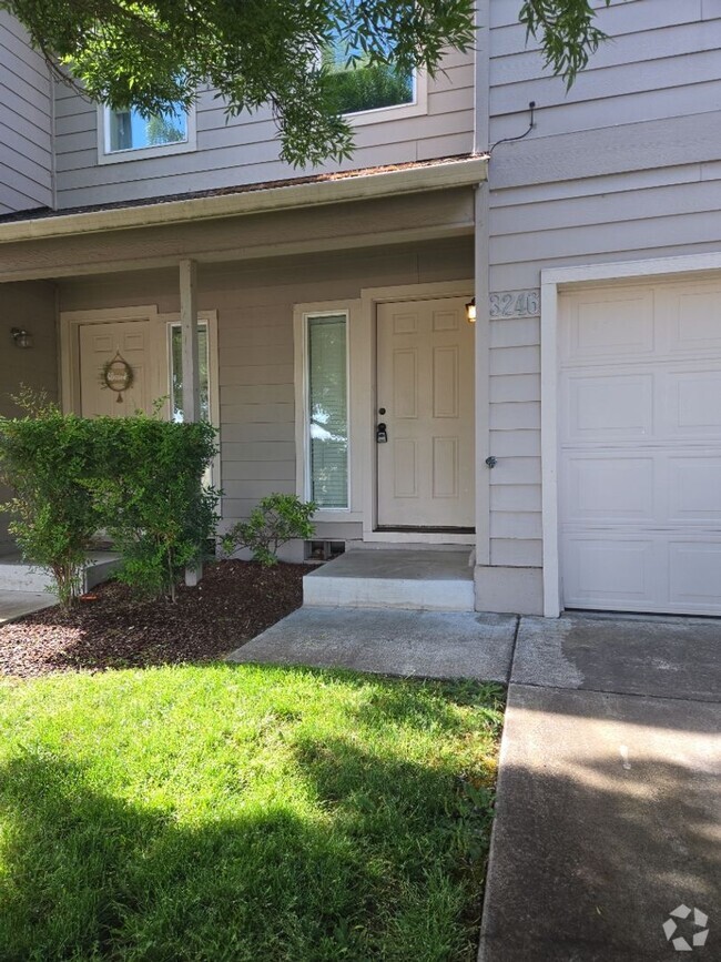 Building Photo - Nice 2bd/2.5bth Townhome in the desirable ...