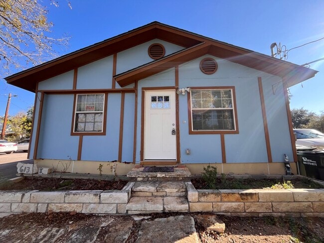 Photo - 613 S L B J Dr