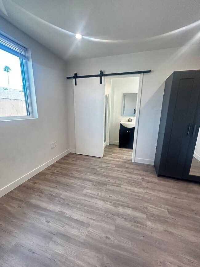1528 1/2 W 36TH PL - 204