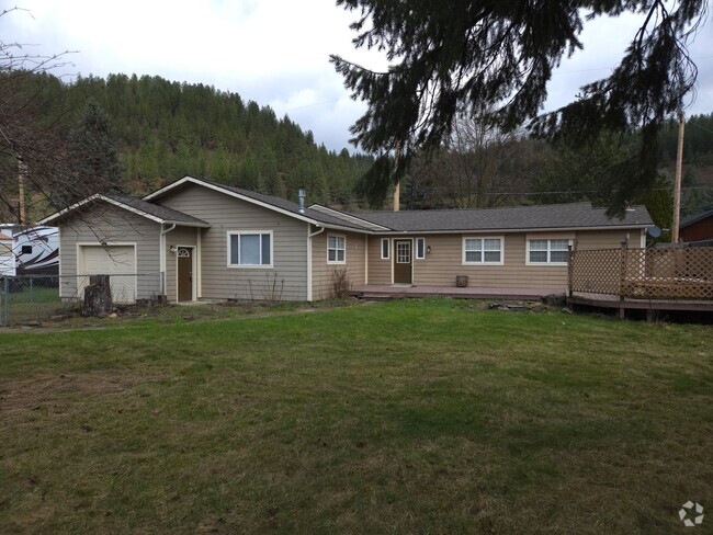 Building Photo - 3 Bedroom 2 Bath Rental