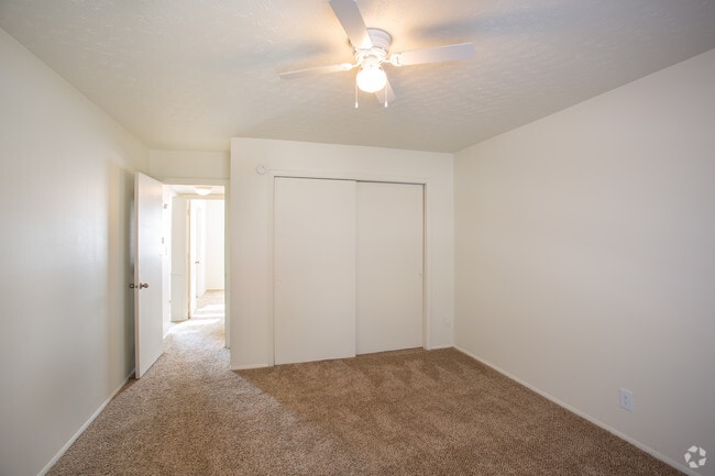 2BR, 1BA - 1000 SF
