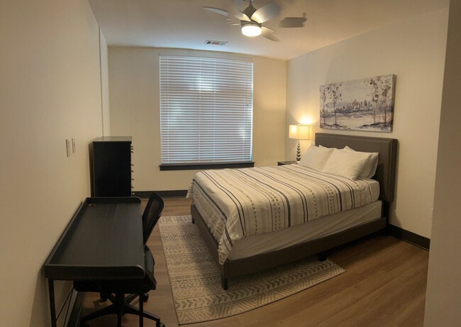 Photo - 539 W Trade St Unit SI ID1344164P