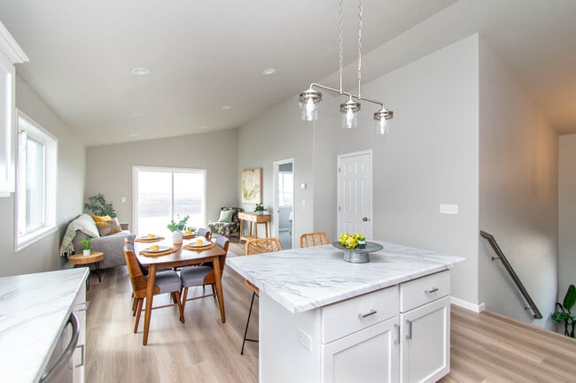 Photo - 1736 18th St N