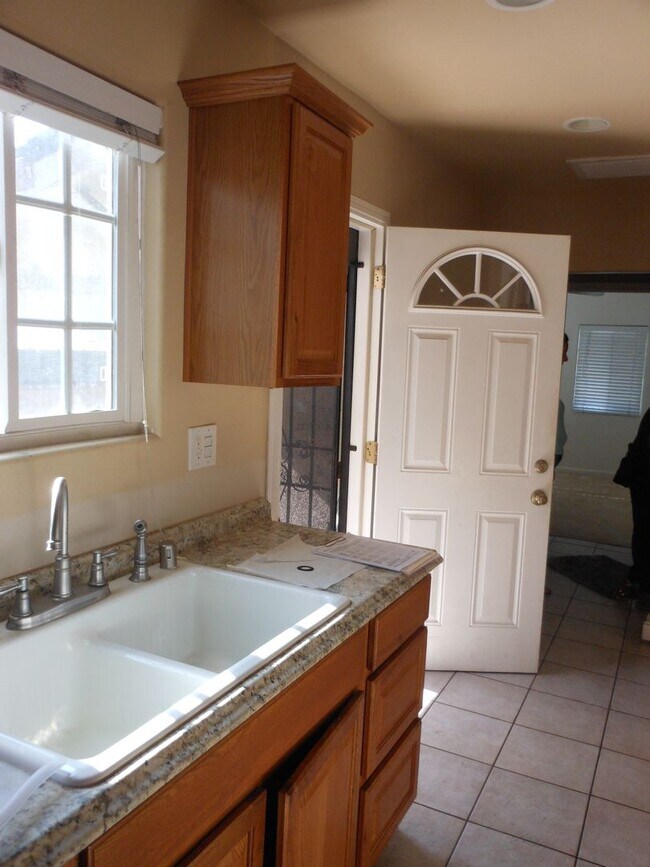 1153 W 37th Pl Unit 3/4