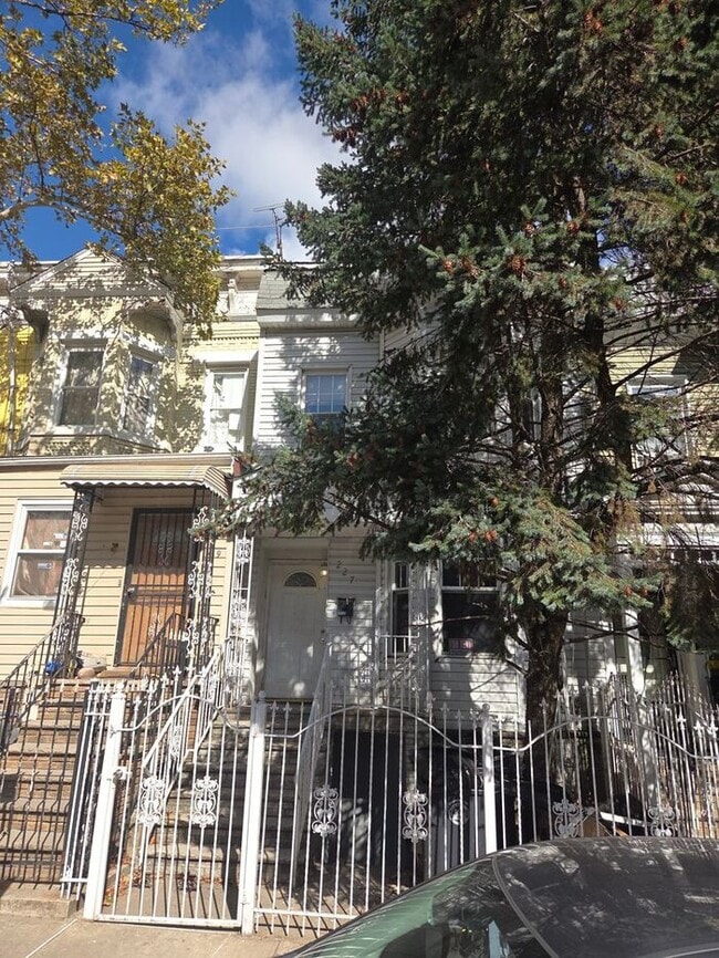 Photo - 5BR/1.5BA Row Home with Backyard and Laund...