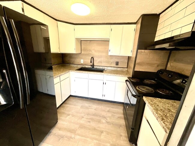 Photo - 2004 30th St