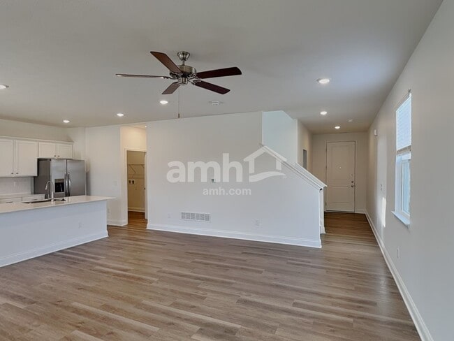 Photo - 1004 Heritage Blvd