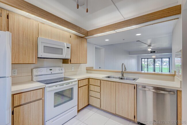 901 Seafarer Cir Unit 104