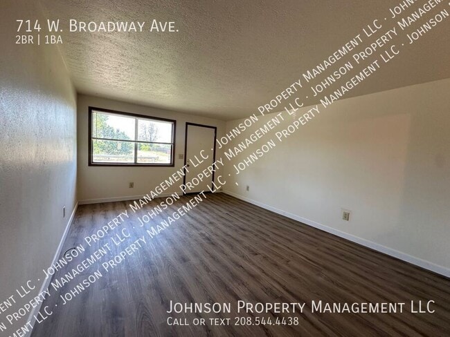 Photo - 714 W Broadway Ave