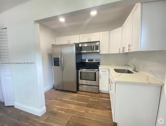 Building Photo - 1025 NW 7th Ave Unit A-C Rental